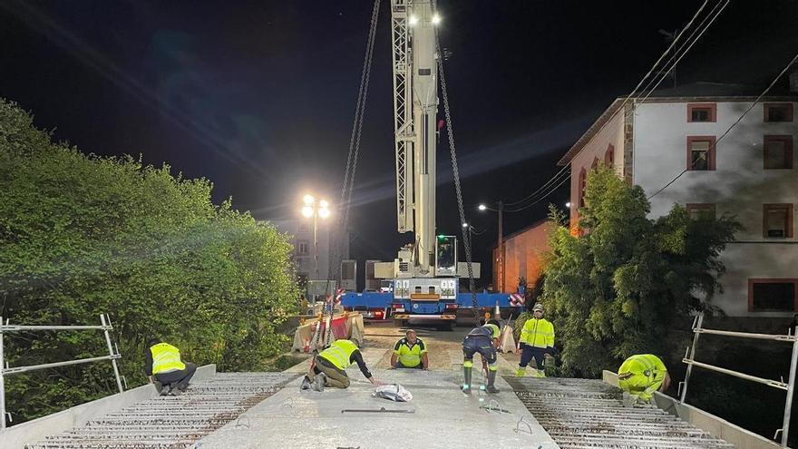 El puente de Naraval luce nuevo ancho: una grúa de 150 toneladas colocó la pasada noche las losas prefabricadas