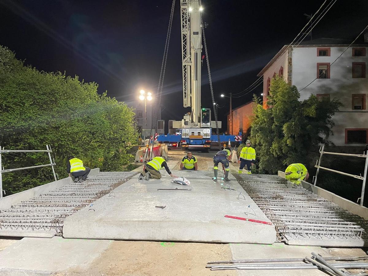 Un momento de la colocación de la losa sobre el puente de Naraval.