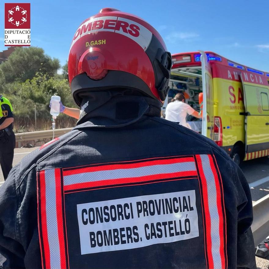 Momento en el que los servicios sanitarios trasladan a la ambulancia el cuerpo del motorista accidentado.