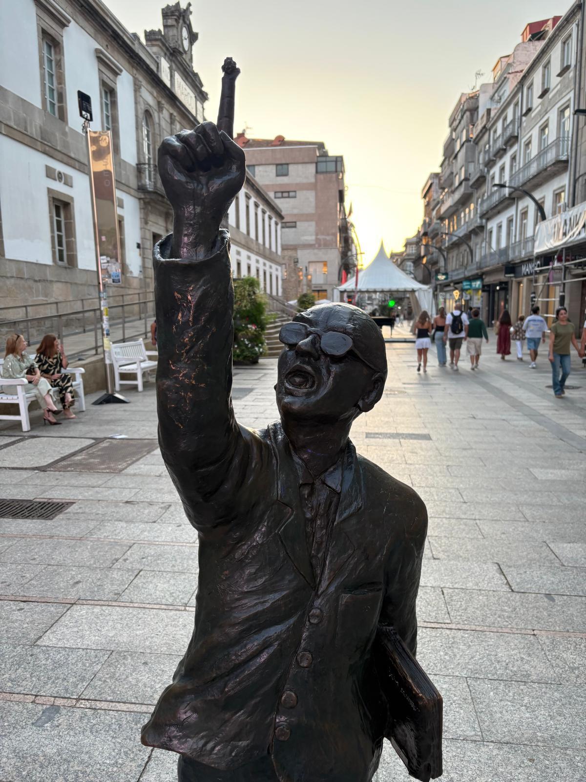 La escultura, sin el periódico