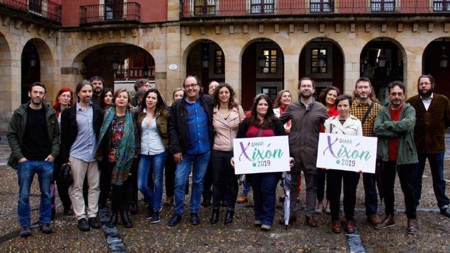 De izquierda a derecha, Juan Chaves: Secretario de organización Podemos Xixón; Estefanía Puente, concejala de Xixón Sí Puede; Daniel Latorre, candidato a la Secretaria General de Podemos Oviedo; Ana Taboada, Vicealcaldesa de Oviedo; Nuria Rodríguez, edil de Xixón Sí Puede; Mario del Fueyo, portavoz municipal de Xixón Sí Puede; Tania González, eurodiputada; Inés Mallad,: responsable de Feminismos de Podemos Xixón; Emilio León, portavoz en la Junta General de Podemos; Yolanda Huergo, Simón Mallada, Orlando Fernández, concejal de Xixón Sí Puede y Daniel Fernández, responsable de comunicación de Podemos Xixón, hoy en la Plaza Mayor de Gijón.