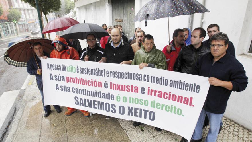 Marineros del &#039;xeito&#039; durante la protesta de ayer delante del Parlamento de Galicia.