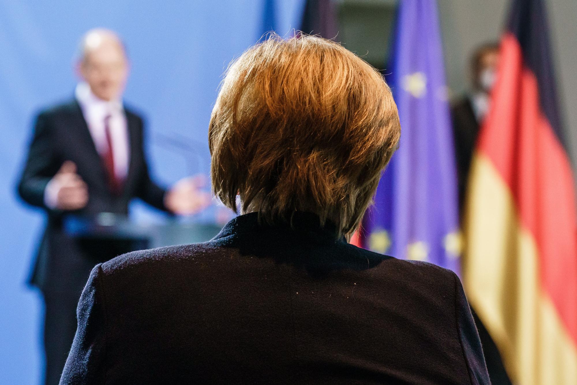 Angela Merkel asiste al discurso de su sucesor en la Cancillería alemana, Olaf Scholz.