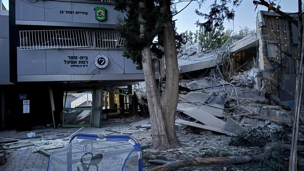 Los hutíes lanzan misiles de madrugada contra un colegio en Israel, que repele el ataque y ataca estructuras críticas en Yemen