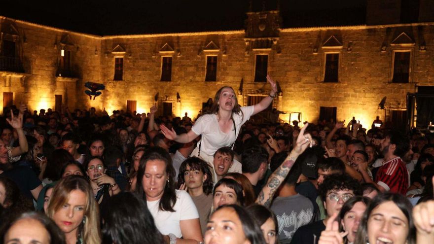 Los conciertos en Fefiñáns son una seña de identidad de los veranos cambadeses. | Noé Parga
