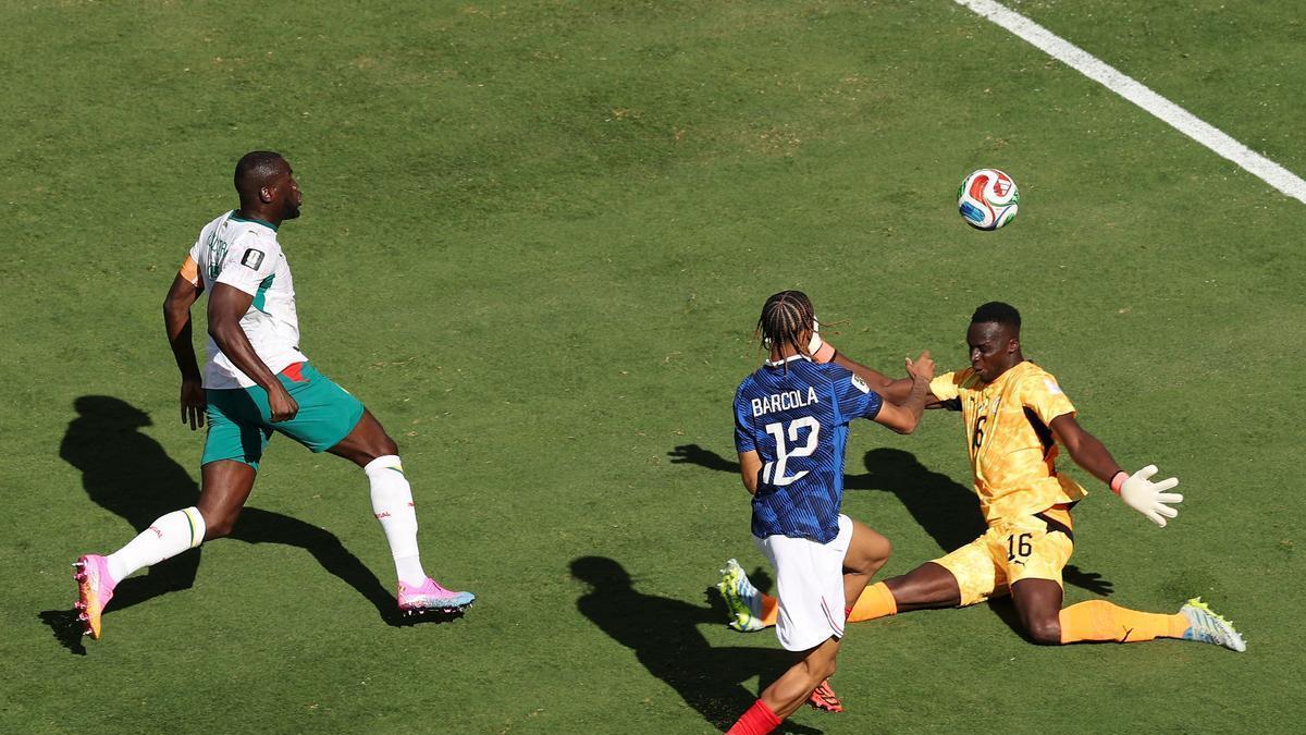 Barcola bate a Mendy para meter el segundo gol del Francia-Senegal.