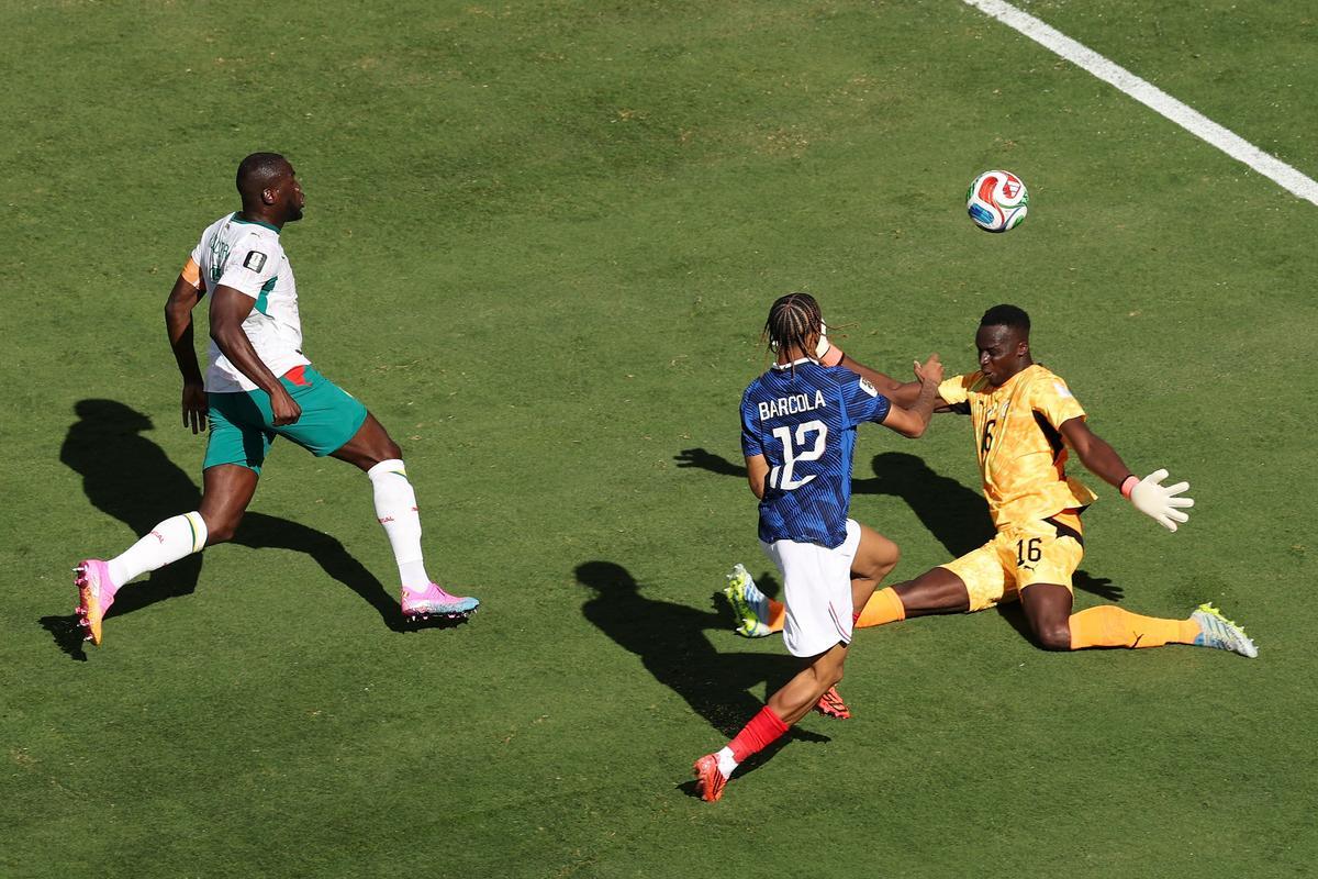 Barcola bate a Mendy para meter el segundo gol del Francia-Senegal.