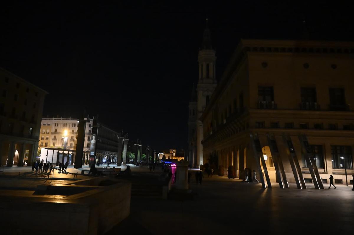 La luz se ha retirado durante unos minutos del ayuntamiento de Zaragoza y la plaza del Pilar.
