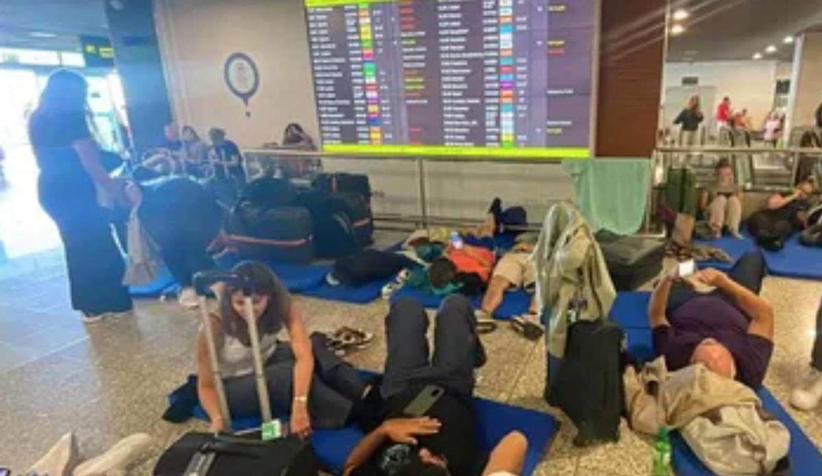 Pasajeros tirados en el aeropuerto de Madeira a la espera de la salida de los vuelos