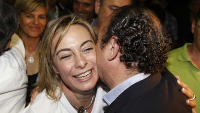 La alcaldesa Castedo recibe la felicitación de su "número dos", José Joaquín Ripoll.