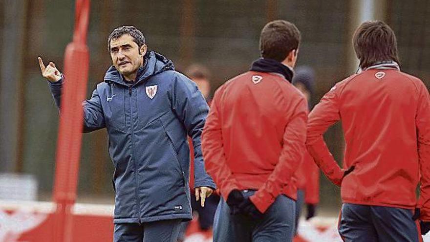 Valverde dirige a sus jugadores en un entrenamiento.