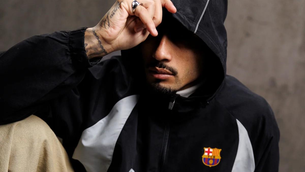 Raphinha con una sudadera de la nueva colección de Aftermatch