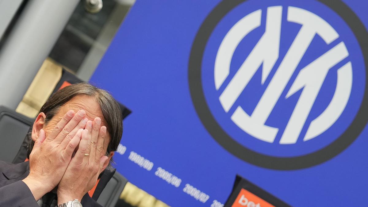 Simone Inzaghi, el técnico del Inter, se lamenta de un error de sus jugadores en San Siro durante el duelo con el Roma.