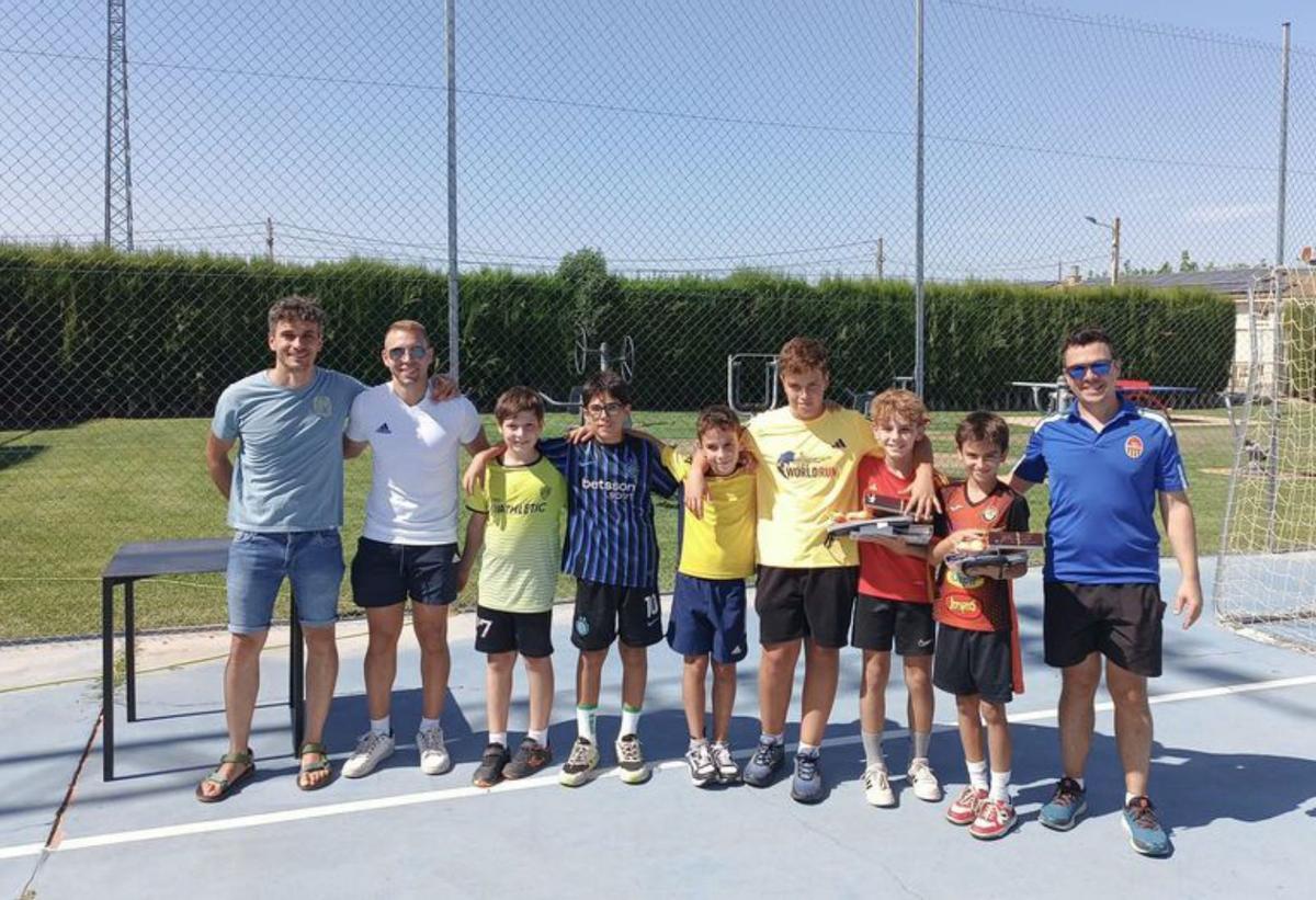 Los más jóvenes disfrutaron del tenis de mesa.