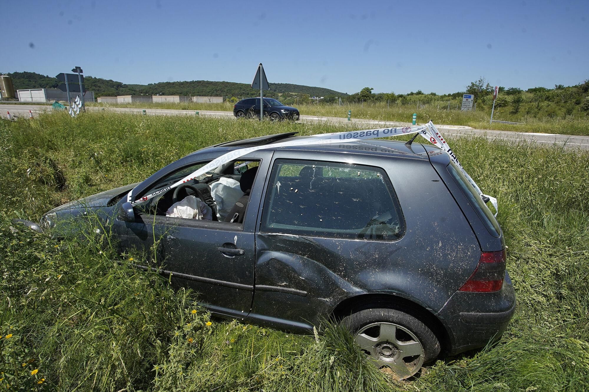 Persecució policial d'un conductor begut que se salta un control a Pontós i que s'accidenta a Medinyà