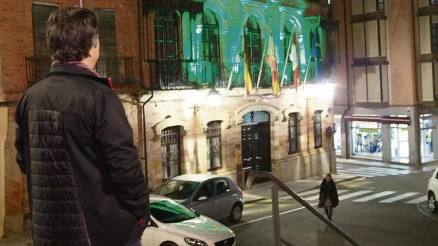 El edil de Bienestar Social, Antonio Vega, observa la fachada del Ayuntamiento tras el encendido.