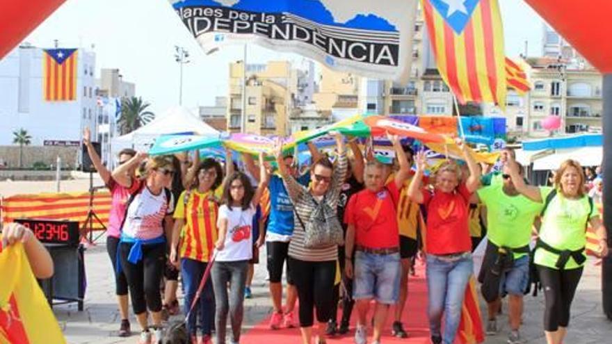 Participants en la caminada popular creuen l&#039;arribada.