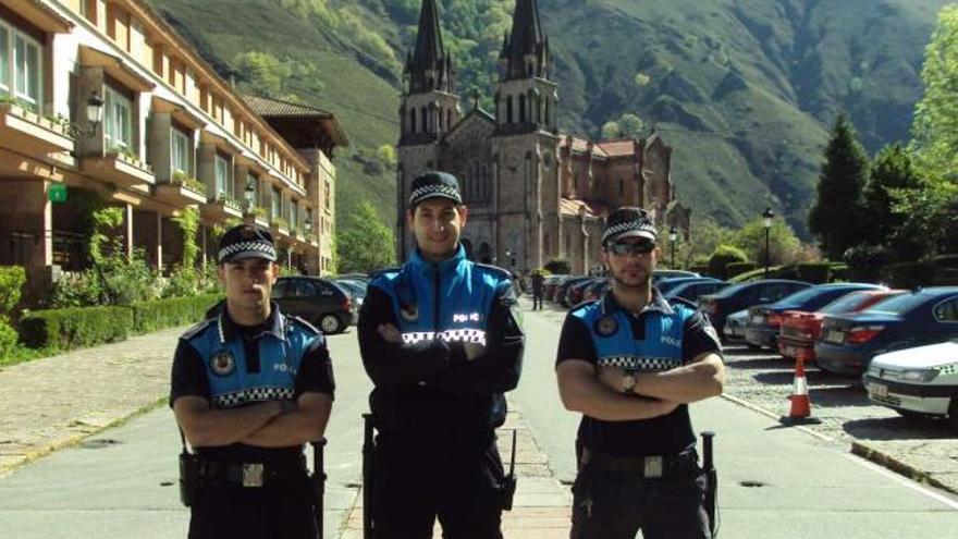 Los tres auxiliares de la Policía de Cangas de Onís, el domingo, en Covadonga.