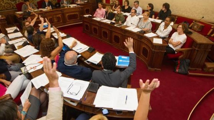 La oposicón en bloque vota en contra de la propuesta de Guanyar sobre participación ciudadana.