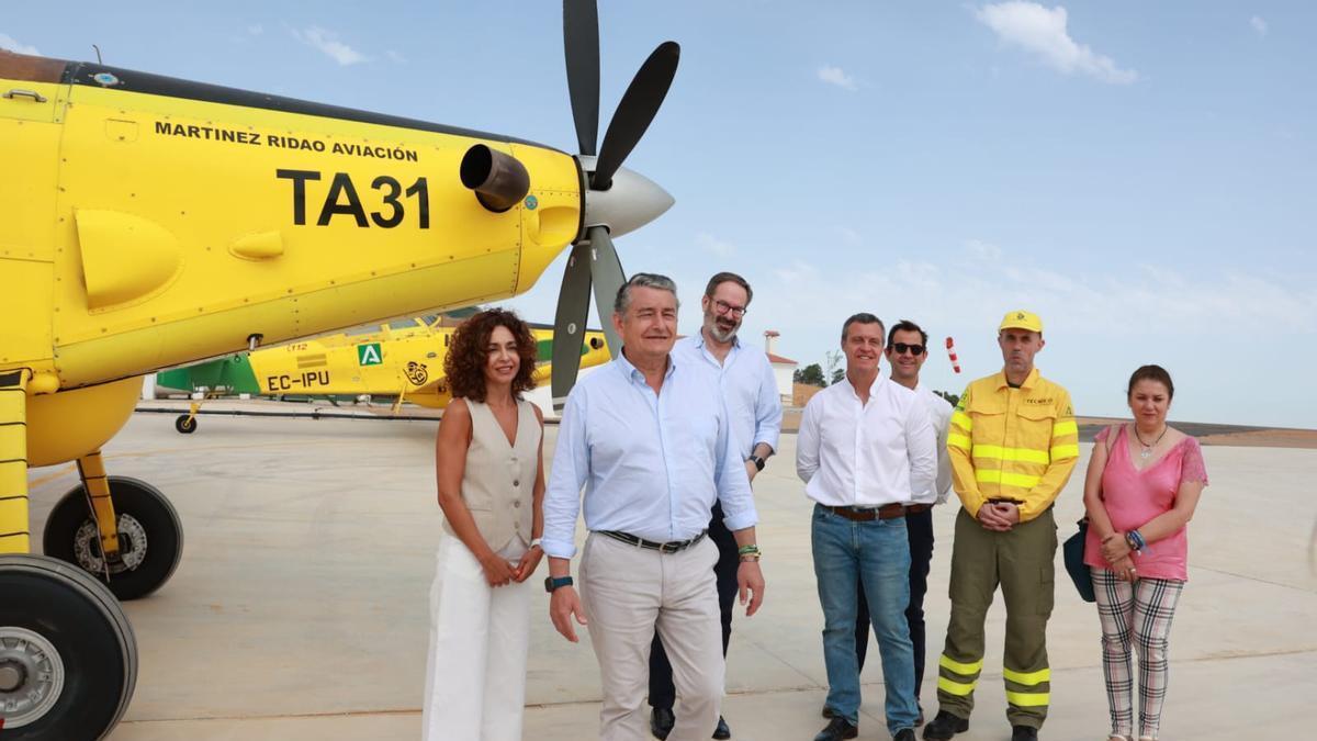 Antonio Sanz y otras autoridades, durante la inauguración oficial del aeródromo de Cabeza Aguda