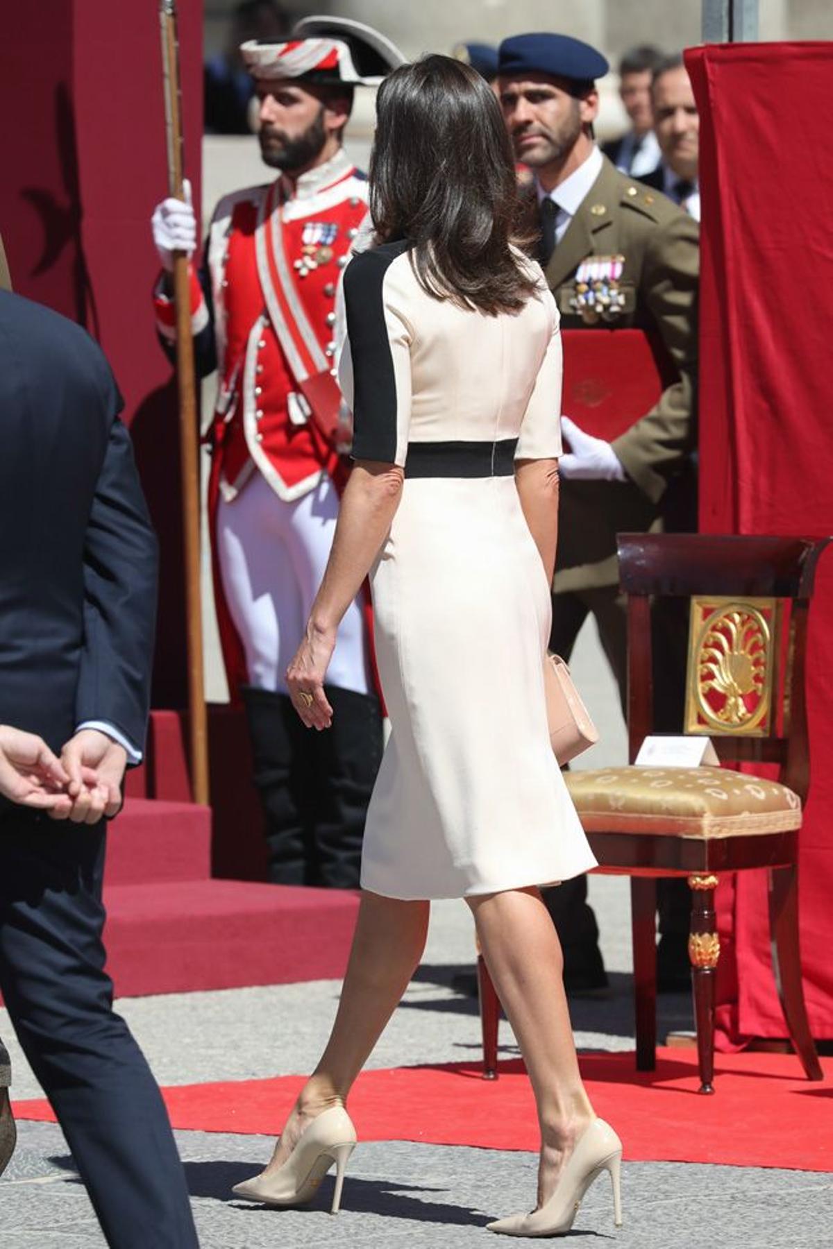 El look de Letizia Ortiz en Madrid con vestido midi ajustado en blanco y negro, zapatos de Prada y pendientes de Chanel