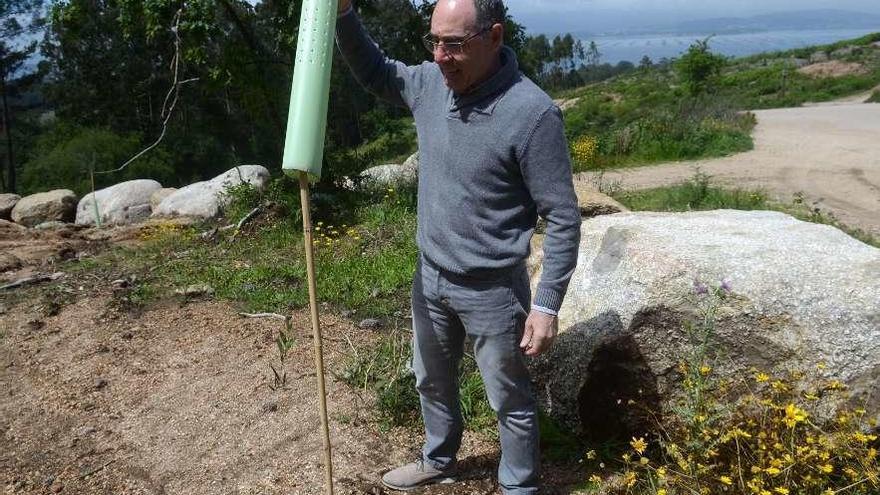 Manuel Barcala muestra la zona donde se produjeron los robos. // Noé Parga