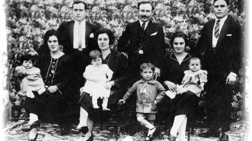 Yanina posa con Josefa, un familiar, durante su visita a Zamora el pasado verano.