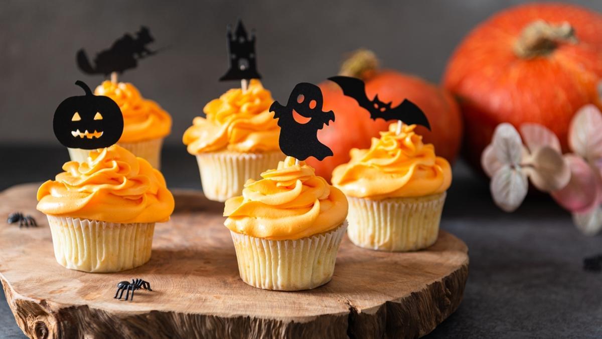 Cupcakes decorados con motivos de Halloween.