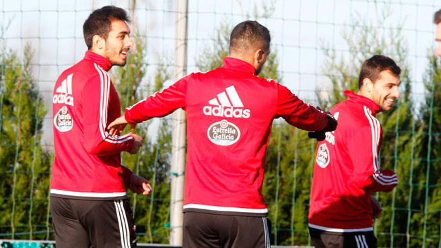 Borja Iglesias, a la izquierda, ayer durante el entrenamiento. // Ricardo Grobas