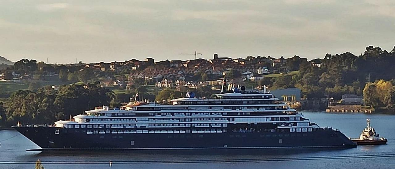 El crucero de lujo “Evrima”, en la ría de Astillero.   | // CORPORACIÓN DE PRÁCTICOS DEL PUERTO SANTANDER