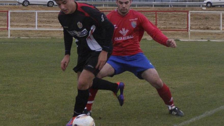 Un jugador de Fresno intenta eludir la entrada de un adversario.