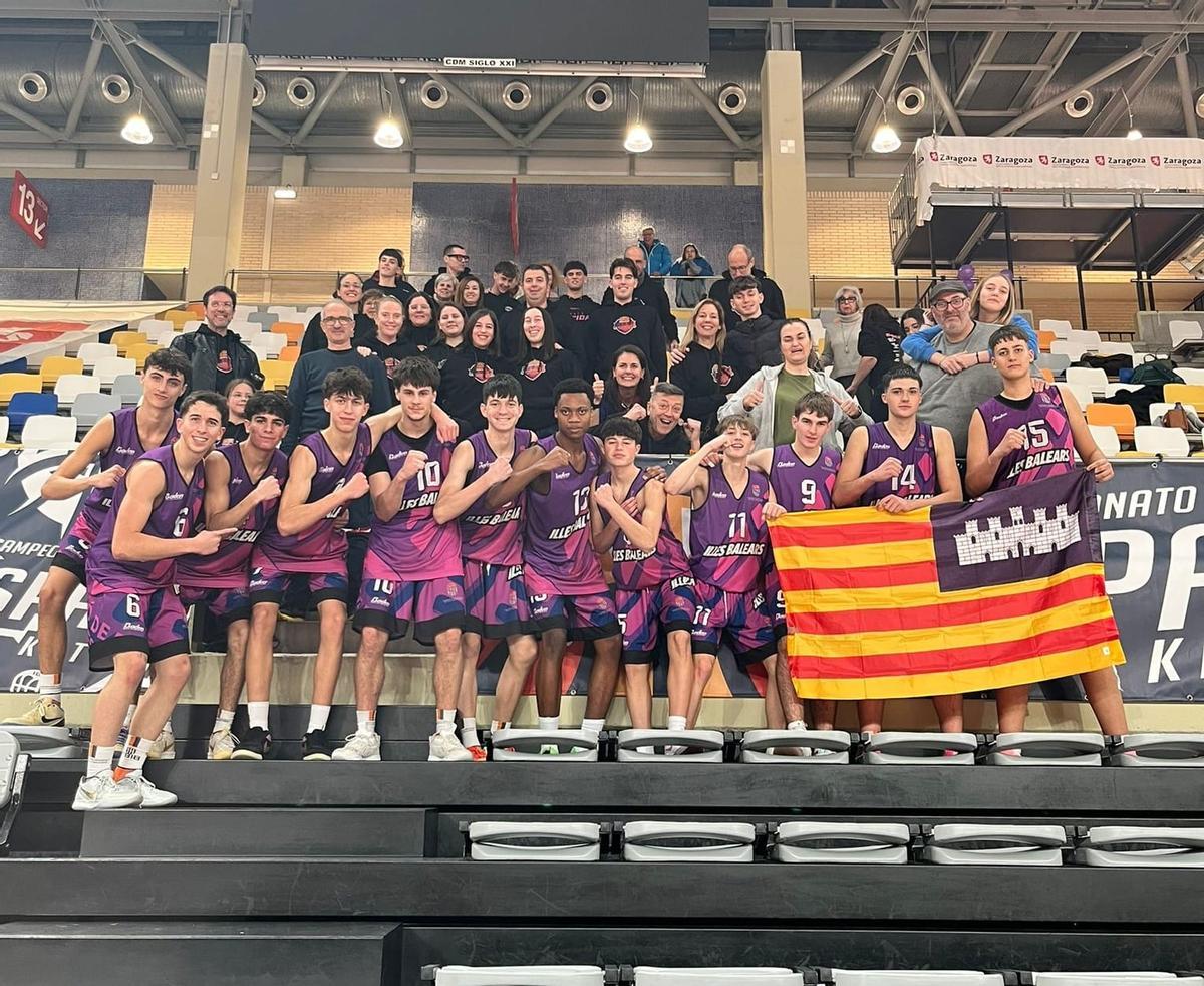 El cadete masculino balear posa con las familias tras las dos victorias.