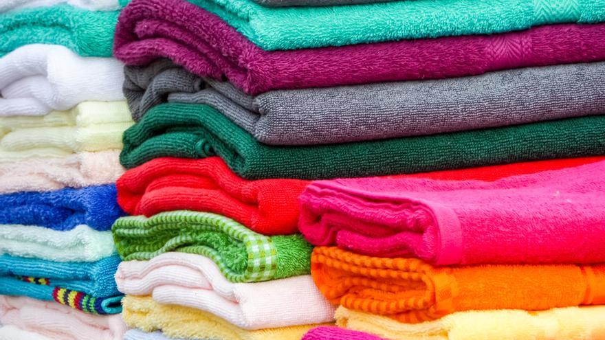 Todas la vidas de unas toallas viejas: un bolso, unos guantes para el horno o unas zapatillas