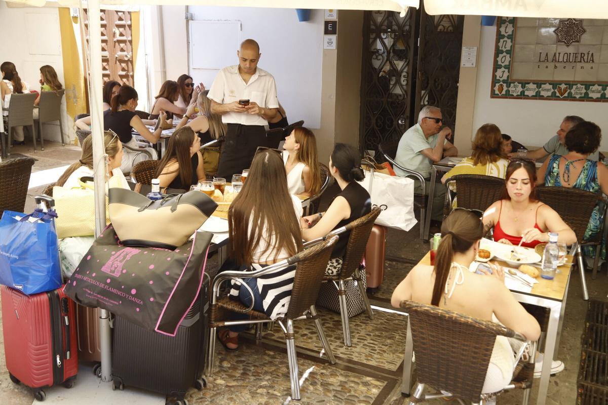 La actividad festiva impulsa las comidas en la Ribera y en los negocios próximos al recinto ferial, que también se benefician del ambiente de estos días