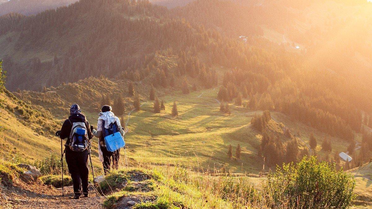 Excursionistas en la montaña