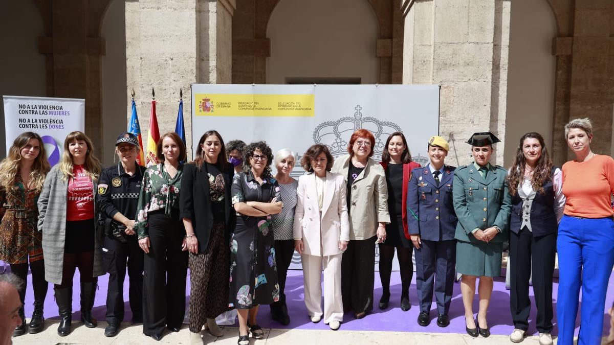 Las homenajeadas junto a la exministra Carmen Calvo y la delegada del Gobierno Gloria Calero.