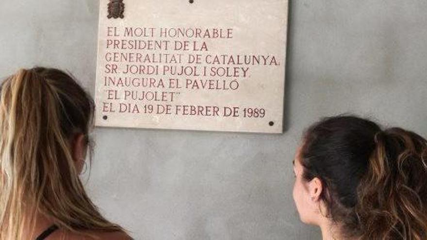 La placa que hi havia al pavelló del Pujolet de Manresa