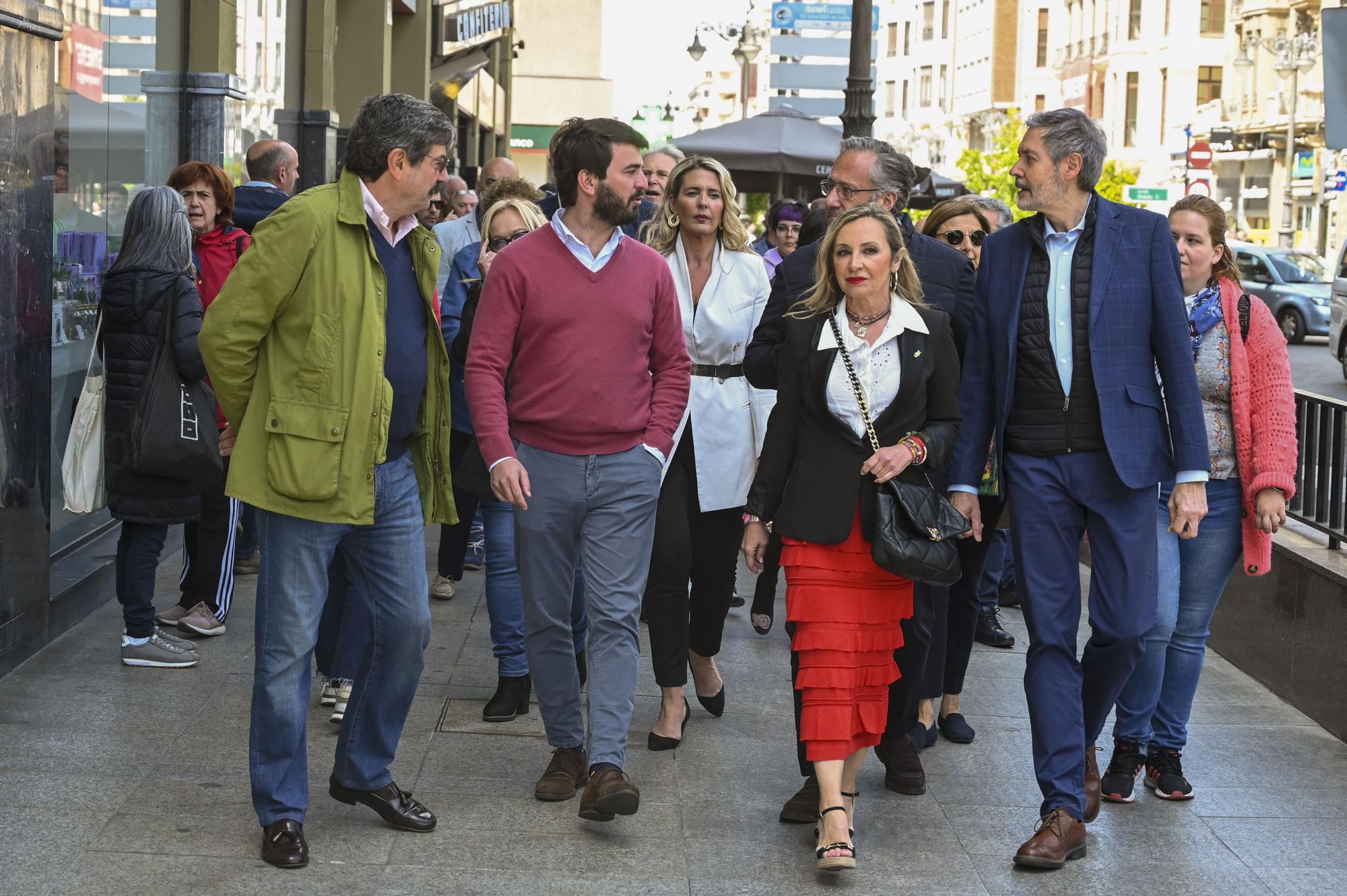 El vicepresidente de la Junta de Castilla y León, Juan García-Gallardo (2i), durante un acto de campaña en León junto a la candidata de Vox a la alcaldía, Blanca Herrero (2d).