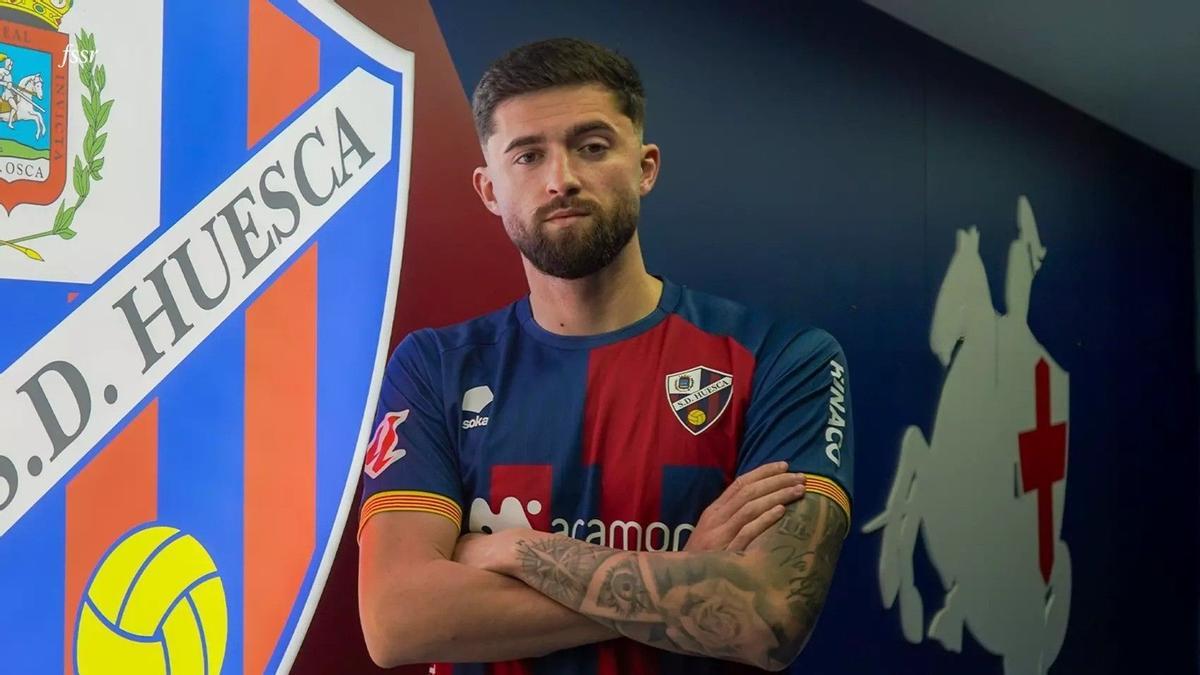 Jordi Escobar posa con la camiseta de la SD Huesca.
