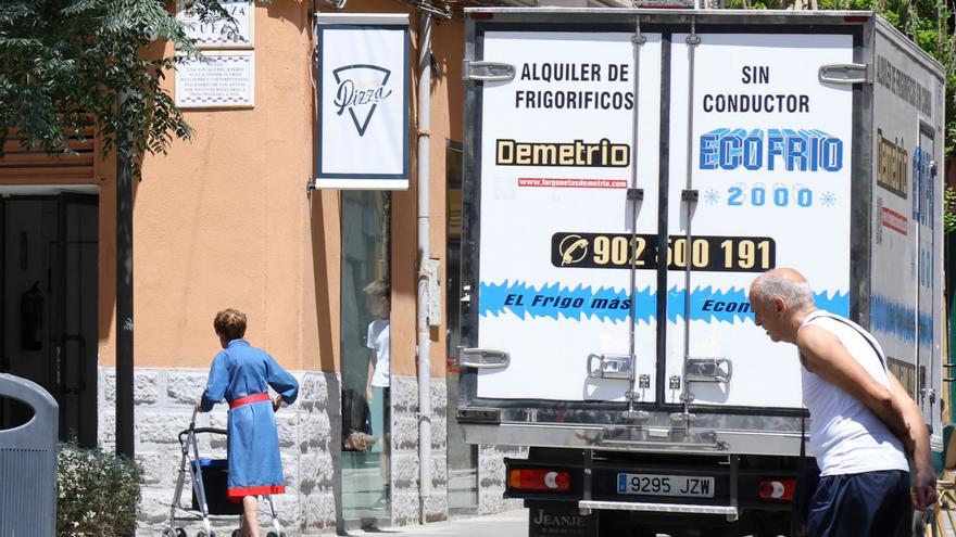 Las aceras de la calle Susana Llaneras, un carga y descarga improvisado en Alicante