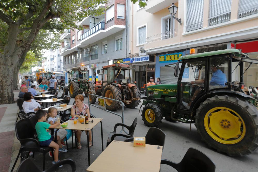 Instante de la tractorada de protesta en Requena.