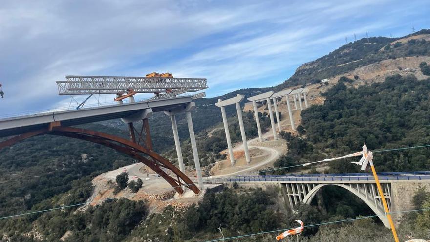 Así estaba el lanzavigas antes de caerse sobre el puente.