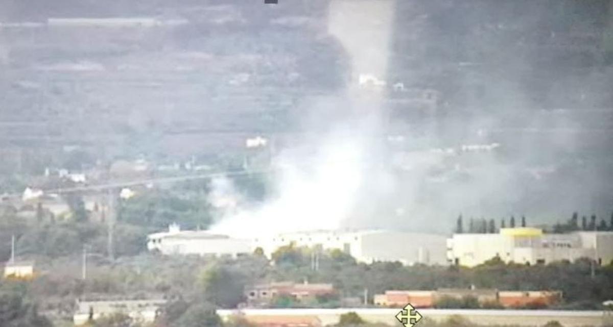 L’incendi a l’empresa de sofre amplia el confinament a part de Reus i al seu aeroport