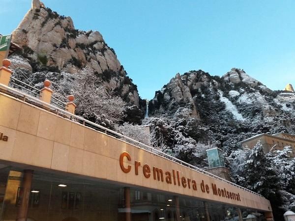 La neu a Montserrat deixa imatges de postal