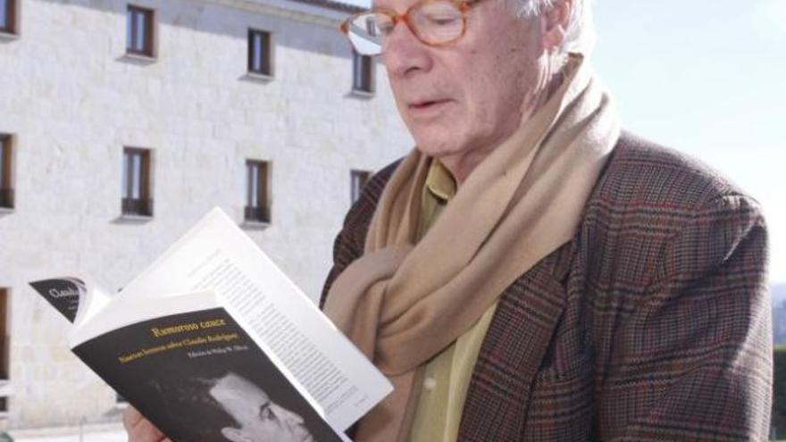 El hispanista Philip W. Silver con un ejemplar del libro de ensayos.