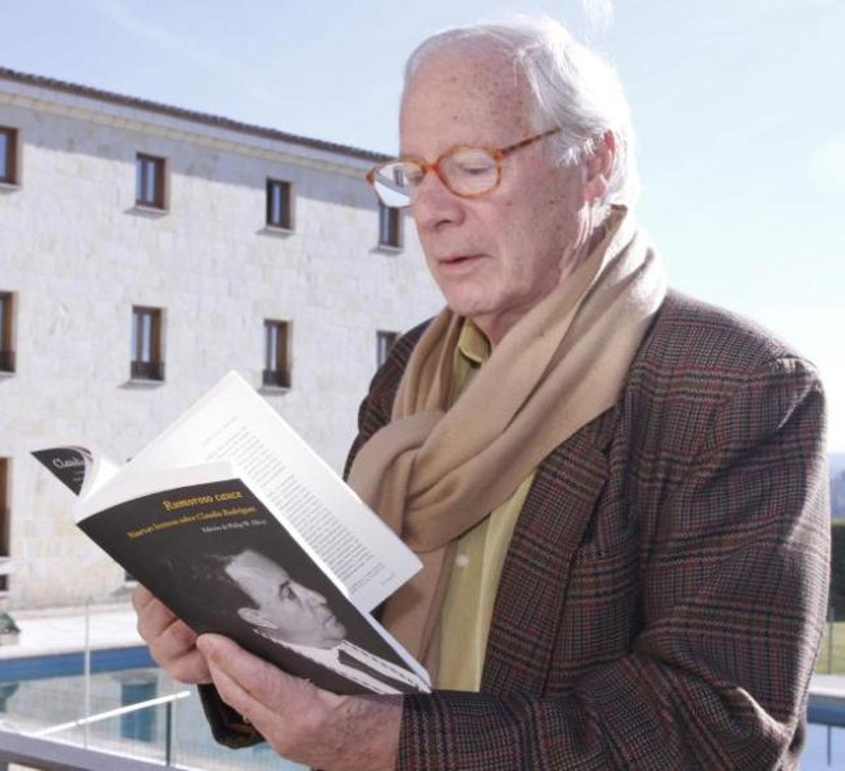 El hispanista Philip W. Silver con un ejemplar del libro de ensayos.
