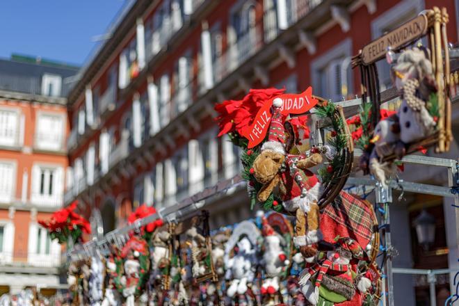 Pasear por la Plaza Mayor de Madrid en Navidad es una experiencia única.