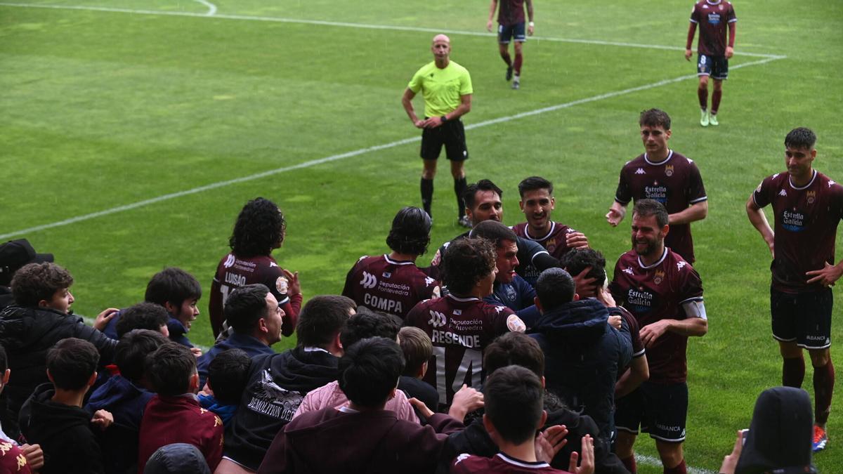 Adrián Expósito celebra su gol junto a sus compañeros.
