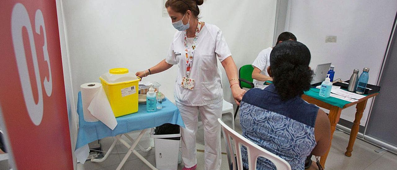 Alertan del goteo de contagios entre los ya vacunados y el repunte de sanitarios infectados - Información