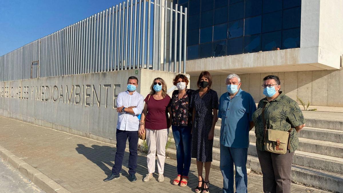 Representantes de Podemos Andalucía ante el edificio de Energías Renovables de Lucena.